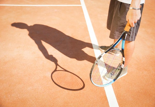 Wie verbessert man seine Aufschlagtechnik beim Tennis?